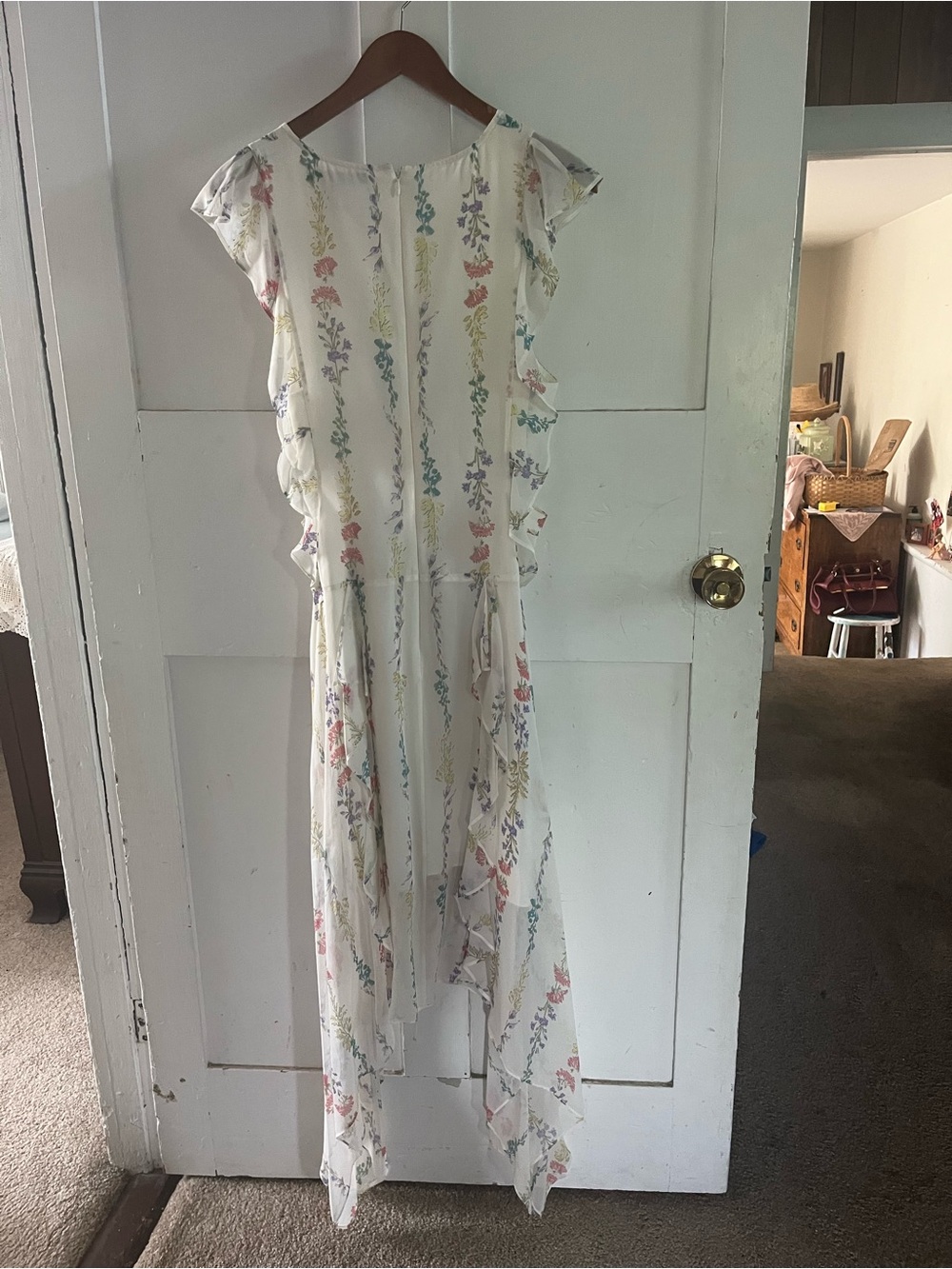 BCBGMaxazria silk floral dress. Never worn excellent condition. Size 8. - Picture 7 of 10